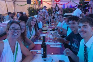 La jeunesse sous la cantine